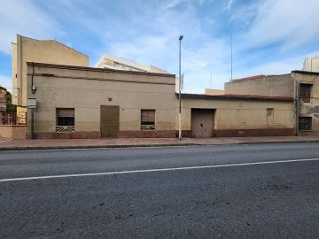 Gran casa adosada con espacio al aire libre en el centro de Monovar