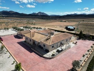 Groot ruitersporthuis met 33.000m2 grond en stallen - Inland Villas Spain