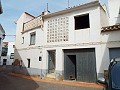 Groot herenhuis met 2 aparte appartementen en garage in Inland Villas Spain