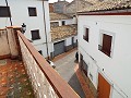 Groot herenhuis met 2 aparte appartementen en garage in Inland Villas Spain