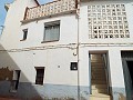 Groot herenhuis met 2 aparte appartementen en garage in Inland Villas Spain