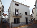 Groot herenhuis met 2 aparte appartementen en garage in Inland Villas Spain