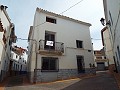 Groot herenhuis met 2 aparte appartementen en garage in Inland Villas Spain