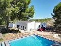 Villa de 4 dormitorios con salpicadero modernizado y piscina. in Inland Villas Spain