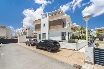 Belle villa de 4 chambres et 4 salles de bains avec piscine communautaire à Ciudad Quesada