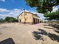 Belle maison avec plan ouvert au dernier étage à distance de marche de Villena in Inland Villas Spain