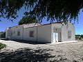 Prachtige villa met 4 slaapkamers en zwembad in Caudete in Inland Villas Spain