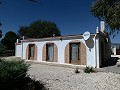 Prachtige villa met 4 slaapkamers en zwembad in Caudete in Inland Villas Spain