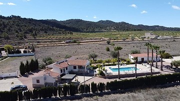 Villa mit unglaublicher Aussicht in einem kleinen Dorf nur wenige Minuten von Pinoso entfernt