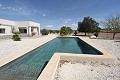 Nouvelle construction de 5 ans, avec 3 chambres, 3 salles de bains, grande piscine et garage in Inland Villas Spain