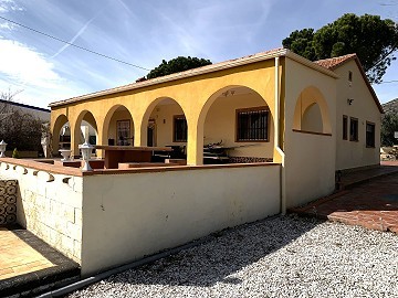 Villa with 3 Beds, large Pool & Walk to Town