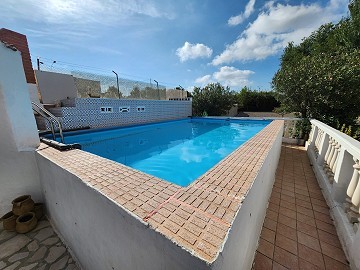 Maison de 4 chambres et 1 salle de bain avec piscine en balsa et terrain de taille raisonnable