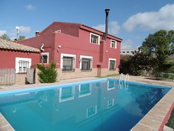 Villa with Guest House and Pool